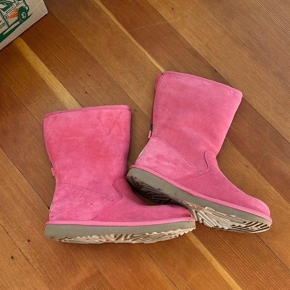 NWOT Vintage Hot Pink Suede Backzip Uggs. Size 3
